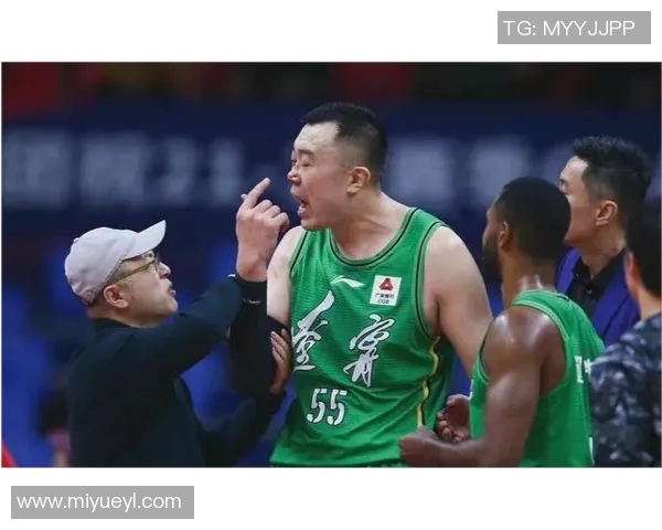 开拓者与勇士赛场冲突引发激烈争执球员情绪失控现场火药味十足